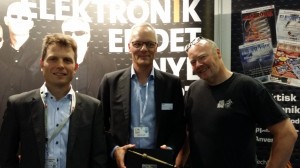 (Fra venstre:) Anders Enggaard - Axcon, Bo Lybæk – GPV og Rolf Sylvester-Hvid – Aktuel Elektronik og Elektronik Nyt under uddelingen af prisen ”Den Gyldne Loddekolbe”.