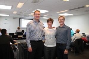 Poul Andersen (tv) og Bo Vinge Brandt, begge EBV Elektronik, flankerer Stephanie Keller fra Analog Devices under et af de produkttræningsseminarer, der skal klæde EBV’s FAE’er på til at hjælpe kunderne med design-in af Analog Devices komponenter.