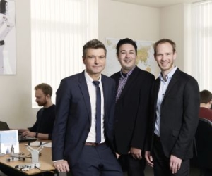 Fra venstre CEO i Mobile Industrial Roots, Thomas Visti, CEO i On Robot, Bilge Christiansen og CTO i On Robot, Ebbe Fuglsang. 