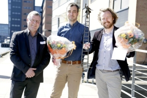Matias Møl Dalsgaard (i midten) og Søren Riis (th.) ønskes tillykke med Teleprisen af næstformand i IDA Tele, Thomas Haagendal, som overrakte det synlige bevis på anerkendelsen. Foto: Henrik Frydkjær.
