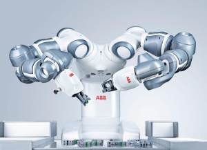 ABB’s lille Yumi-robot er et præmieeksempel på robot, der supplerer de menneskelige medarbejdere frem for at erstatte dem. Som en add-on i en montagelinie kan Yumi udføre trivielle montageopgaver af leadede komponenter – eller udgøre ekstra arme i en boxbuild-proces. (foto: ABB) 