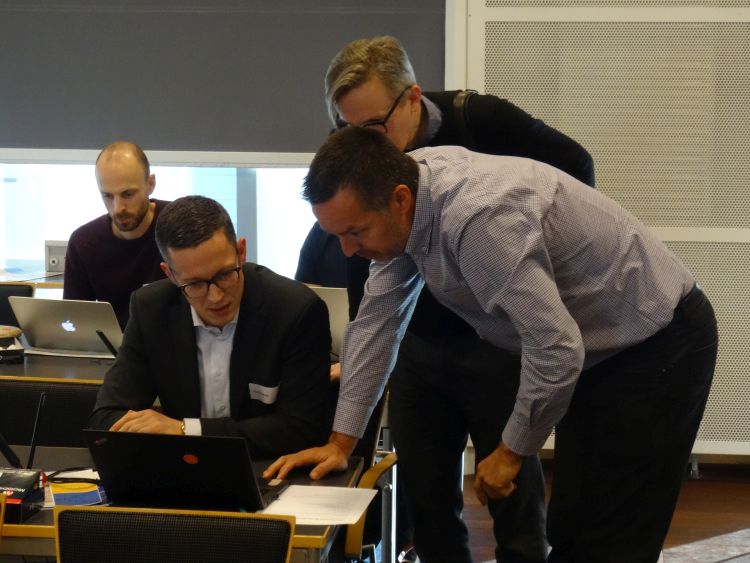 Søren Manicus fra Indesmatech var vært og vejleder for LoRa-seminaret under Embedded Everywhere-konference, hvor deltagerne kunne prøve en hands-on opsætning af en LoRa-baseret IoT-applikation med udgangspunkt i et embedded Microchip dataopsamlings-board.