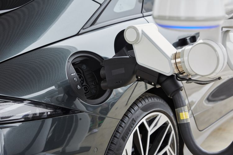 KIA har udviklet automatisk laderobot til elbiler