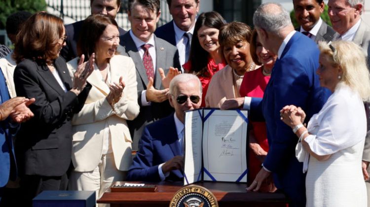 Joe Biden underskriver US CHIPS and Science Act