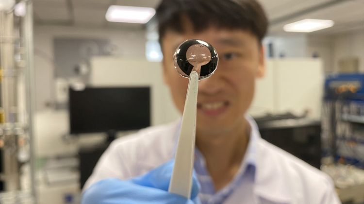 Shanghai-forsker udvikler non-metallisk batteri der drives af saltvand