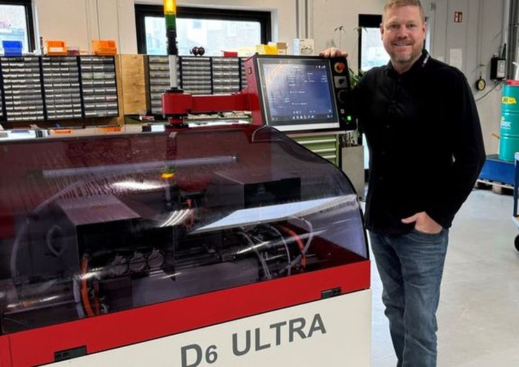 Direktør Allan Rasmussen med den nye D6 Ultra mikrodrejeautomat