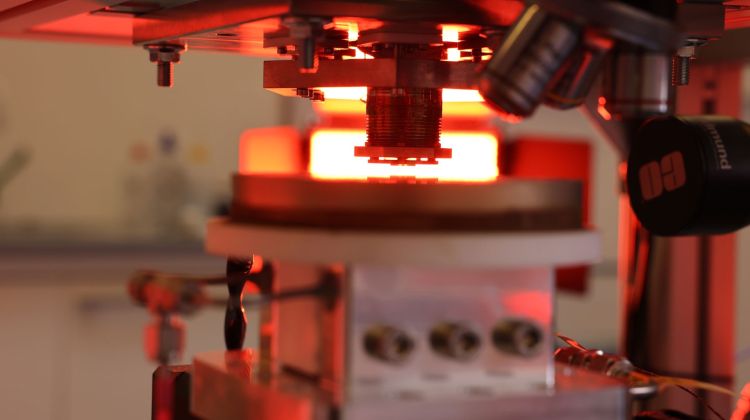 Påtrykning af lag i atomar mikrometerskala