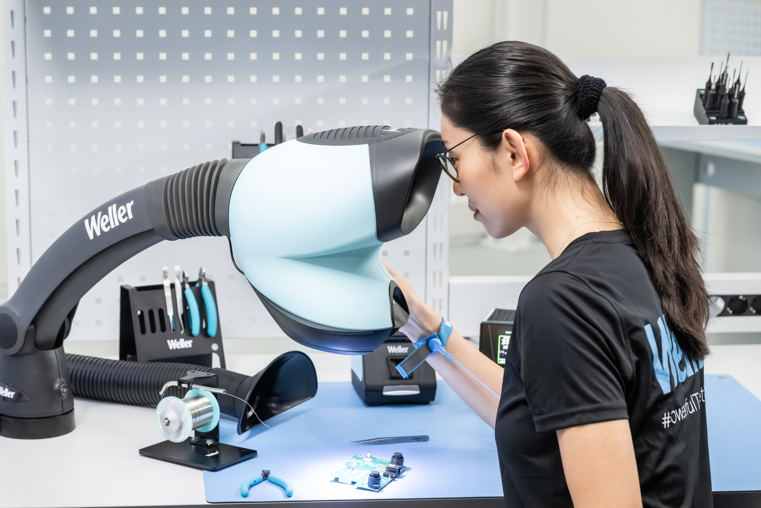 Oplev det nye Weller PRISMA mikroskop hos HIN på DALO Industry Days 2026. Ergonomisk 3D-mikroskop til inspektion, rework og elektronikproduktion.