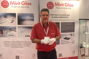 Johan Stenfeldt Hansen på Mirit Glas' stand på Elektronikmessen E22