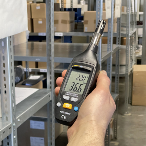 Air humidity meter PCE-555BT in use